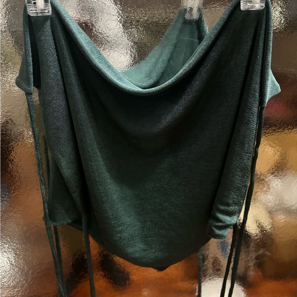 Tank top , Ties around the neck and around the waist , Open back